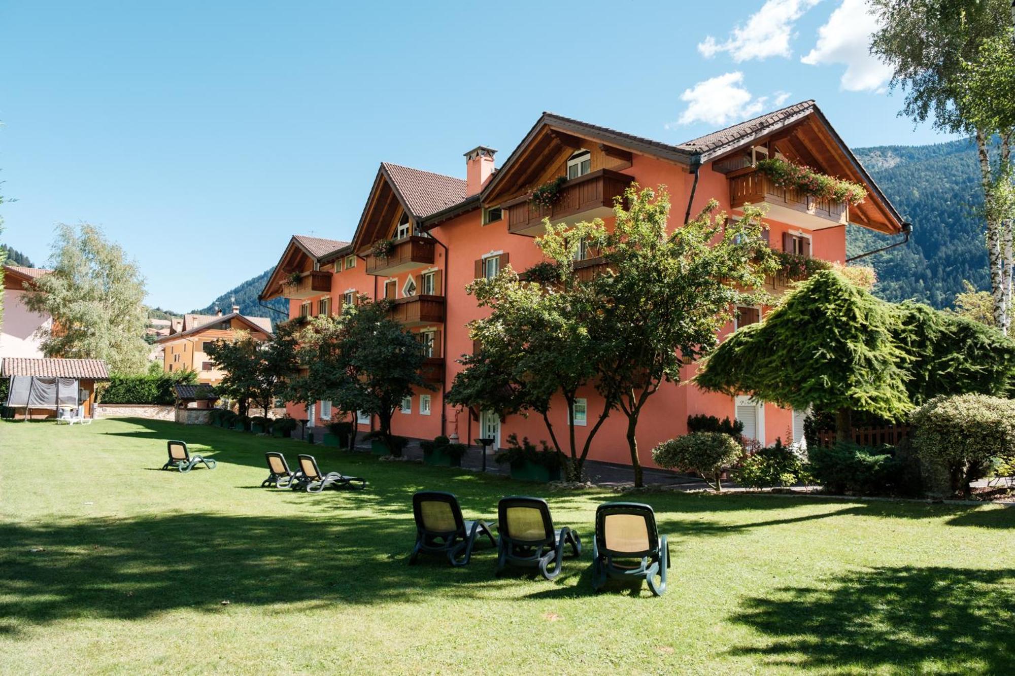 Residence Al Caminetto Molveno Bagian luar foto