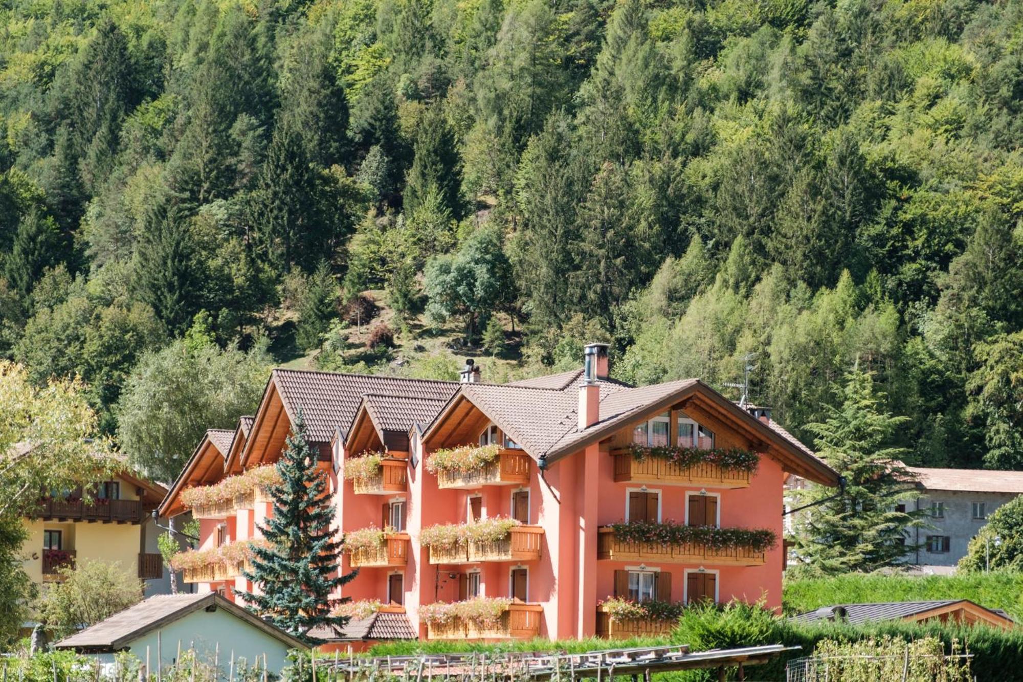 Residence Al Caminetto Molveno Bagian luar foto