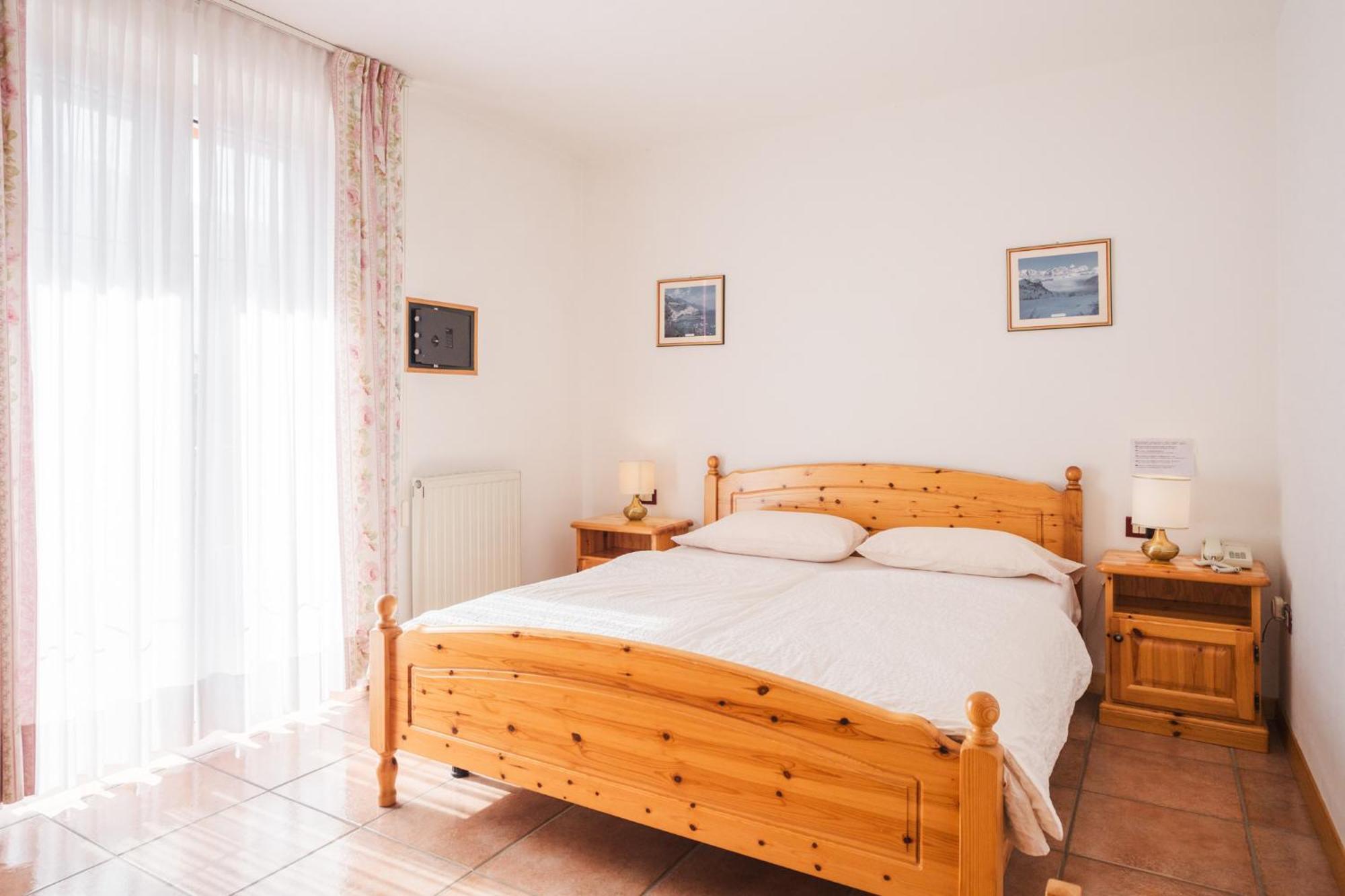 Residence Al Caminetto Molveno Bagian luar foto