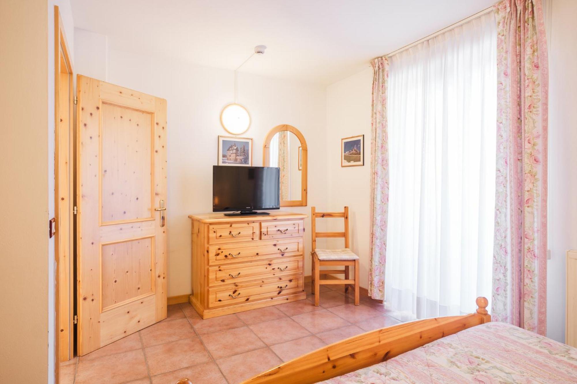 Residence Al Caminetto Molveno Bagian luar foto